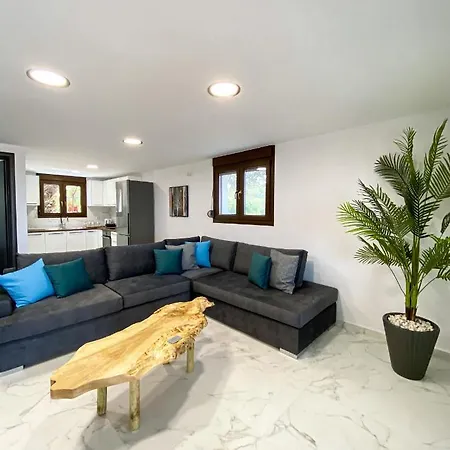 Seafront Oasis * לריסוס